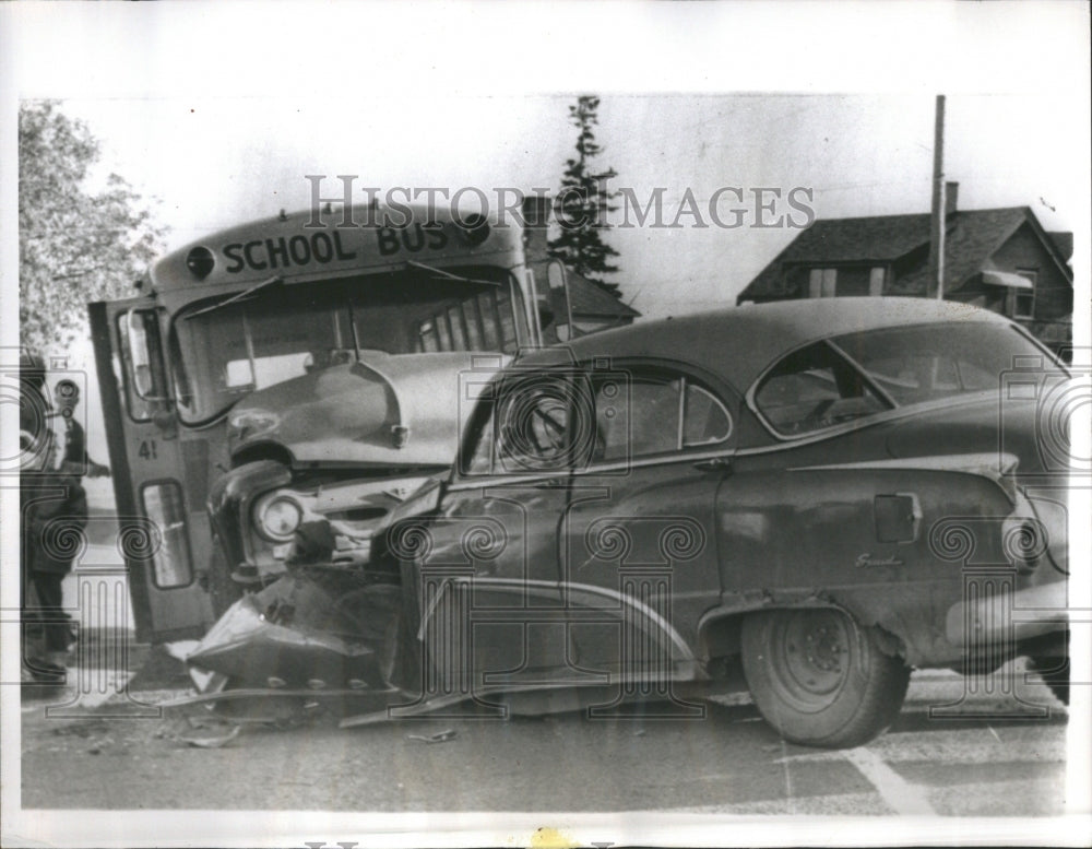 1966 Press Photo Car hits school bus with 26 children - Historic Images