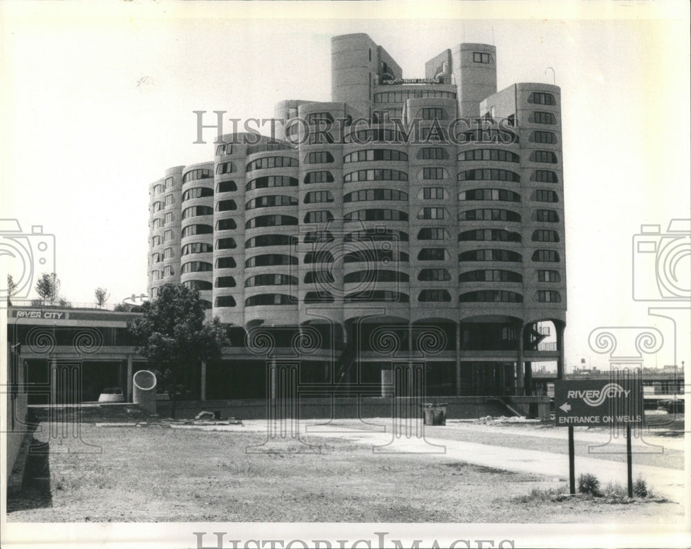 1986 Building - Historic Images