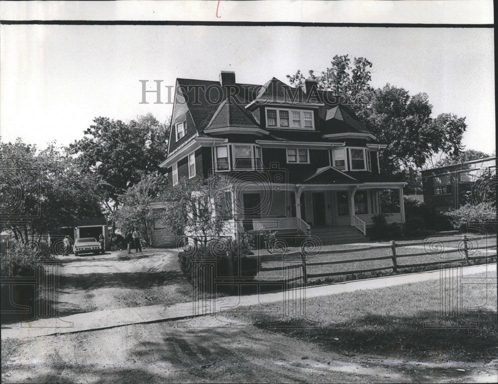 1970 Guest House Wilmmete Village Board 731 - Historic Images