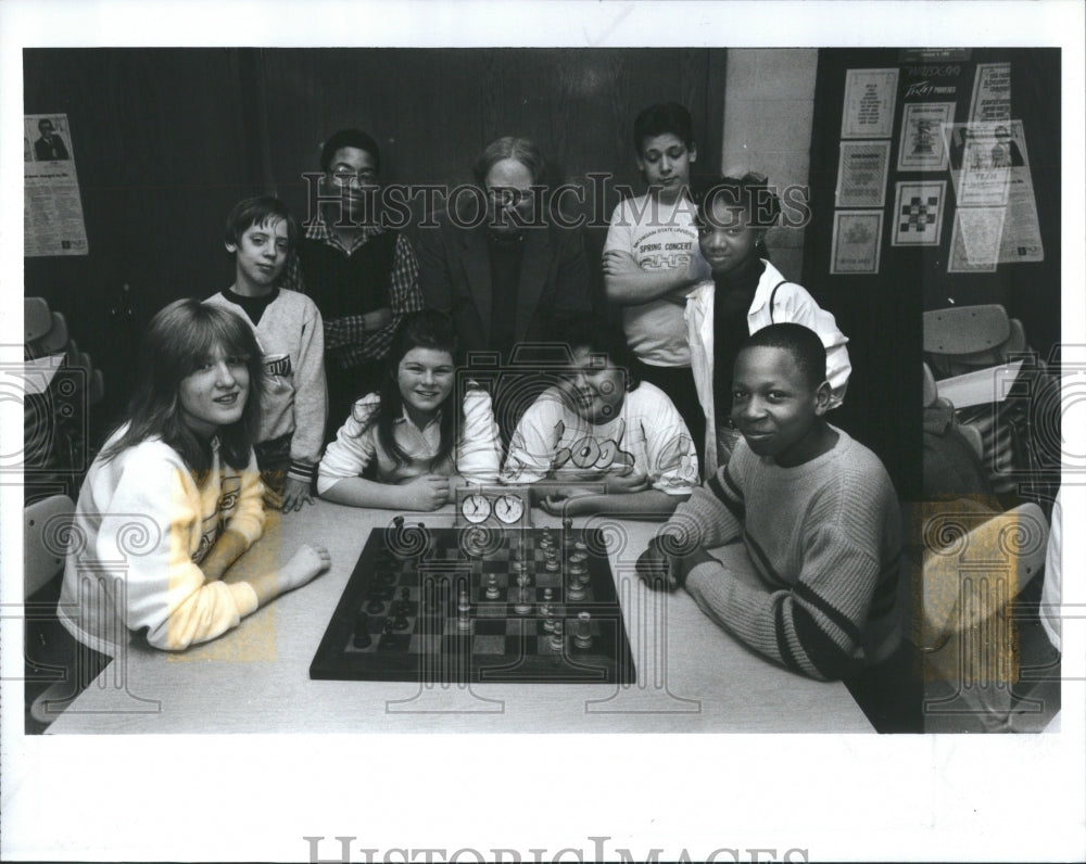 1988 Square Game Chessboard Queen Rook Pawn - Historic Images