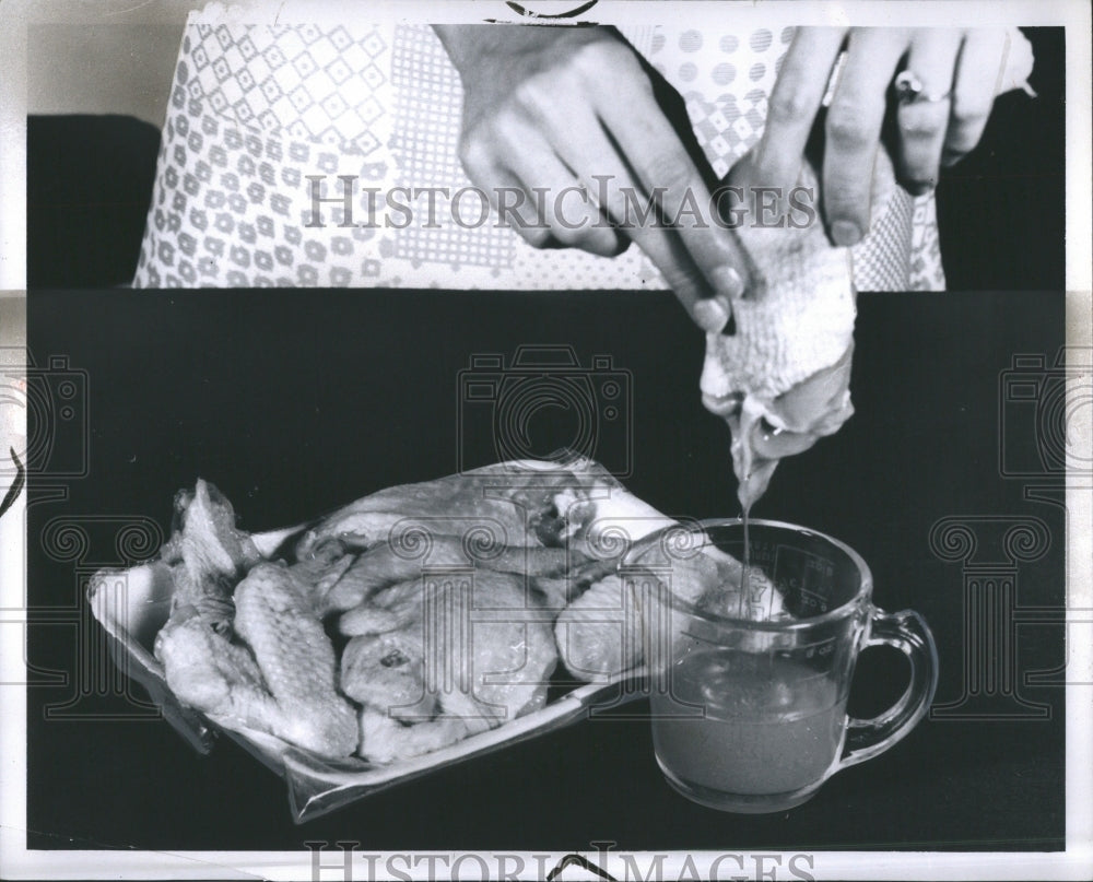 1970 Chicken Too Much Water Women Cooking - Historic Images