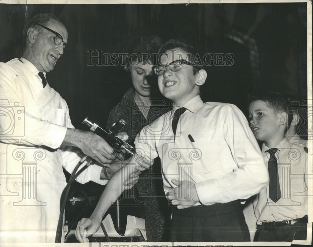 1960 Fourth Grader John Arbuckle Anti Dipht - Historic Images