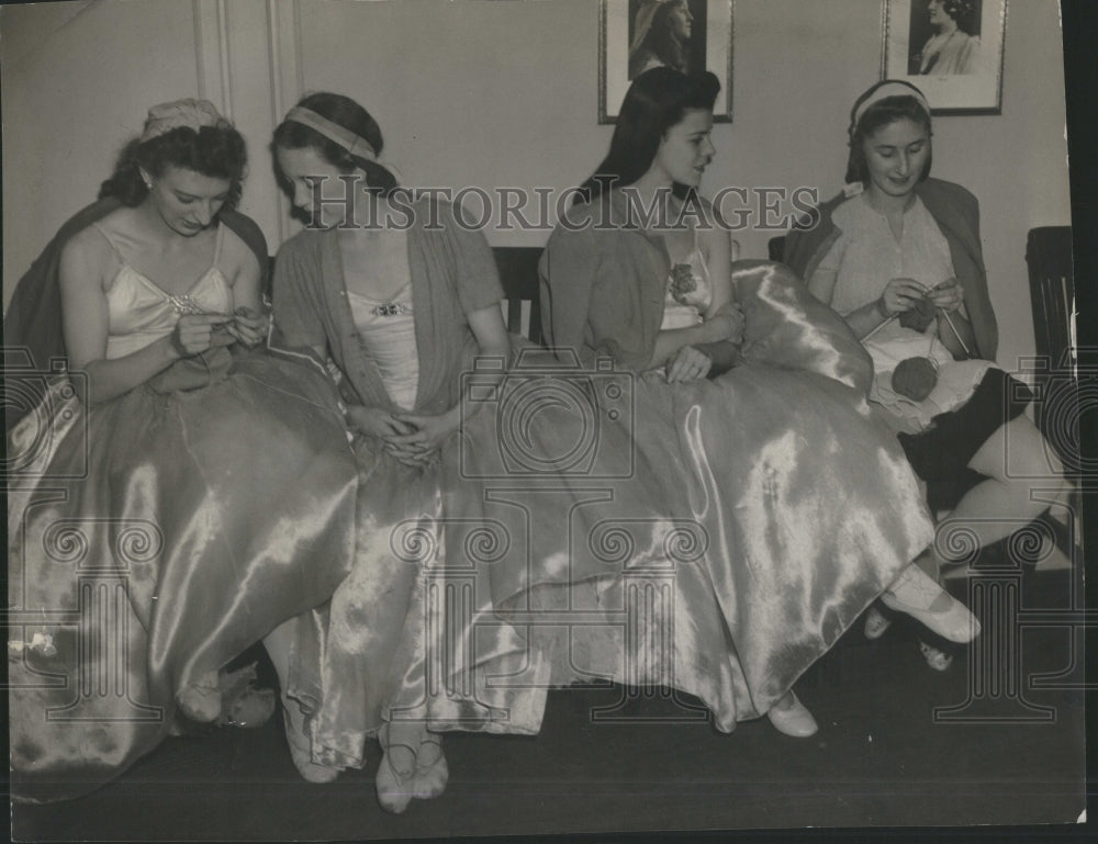 1941 Press Photo Century Dress Opera Newyork City Dance - Historic Images