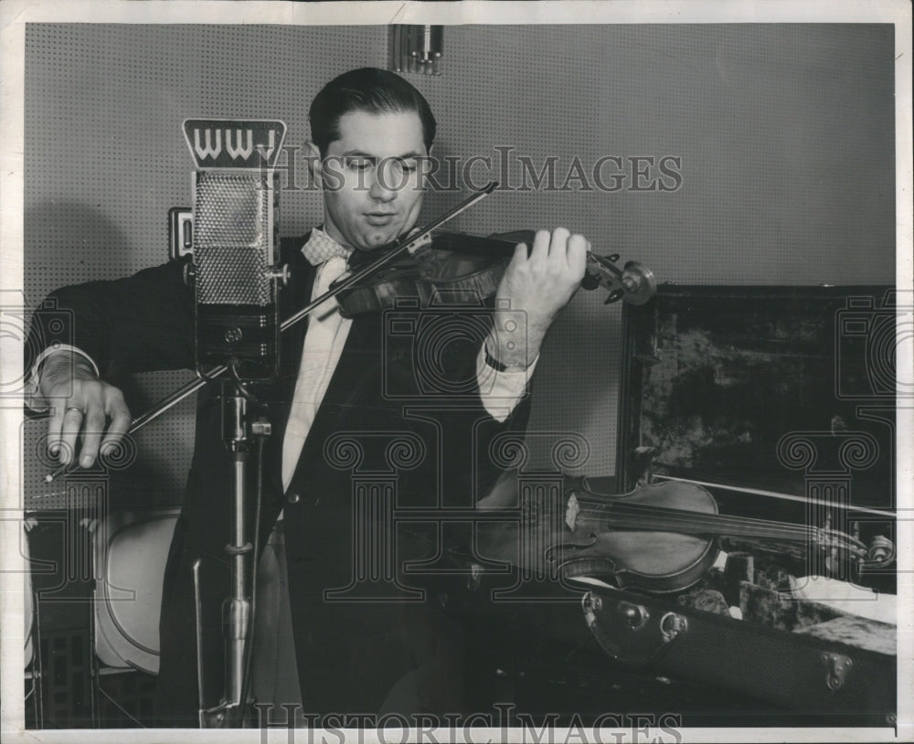1945 Henry Stegl Violinist - Historic Images