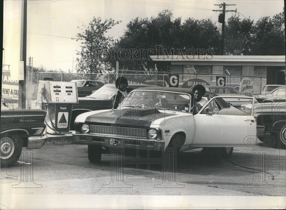 1973 Customers Push Car Gas Pump Shortage - Historic Images