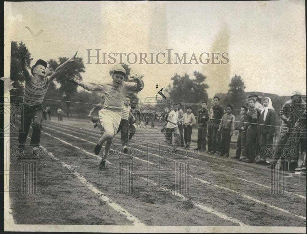 1952 Press Photo Kids Racing Doublas Park Track Meet - Historic Images
