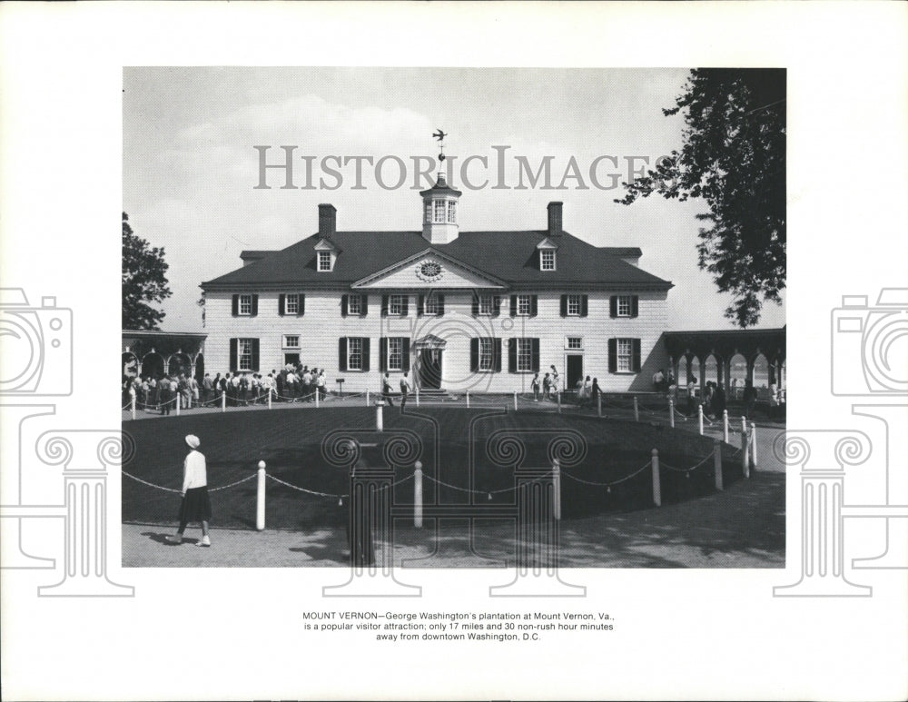 1976 Mount Vernon Tourists Washington Home - Historic Images