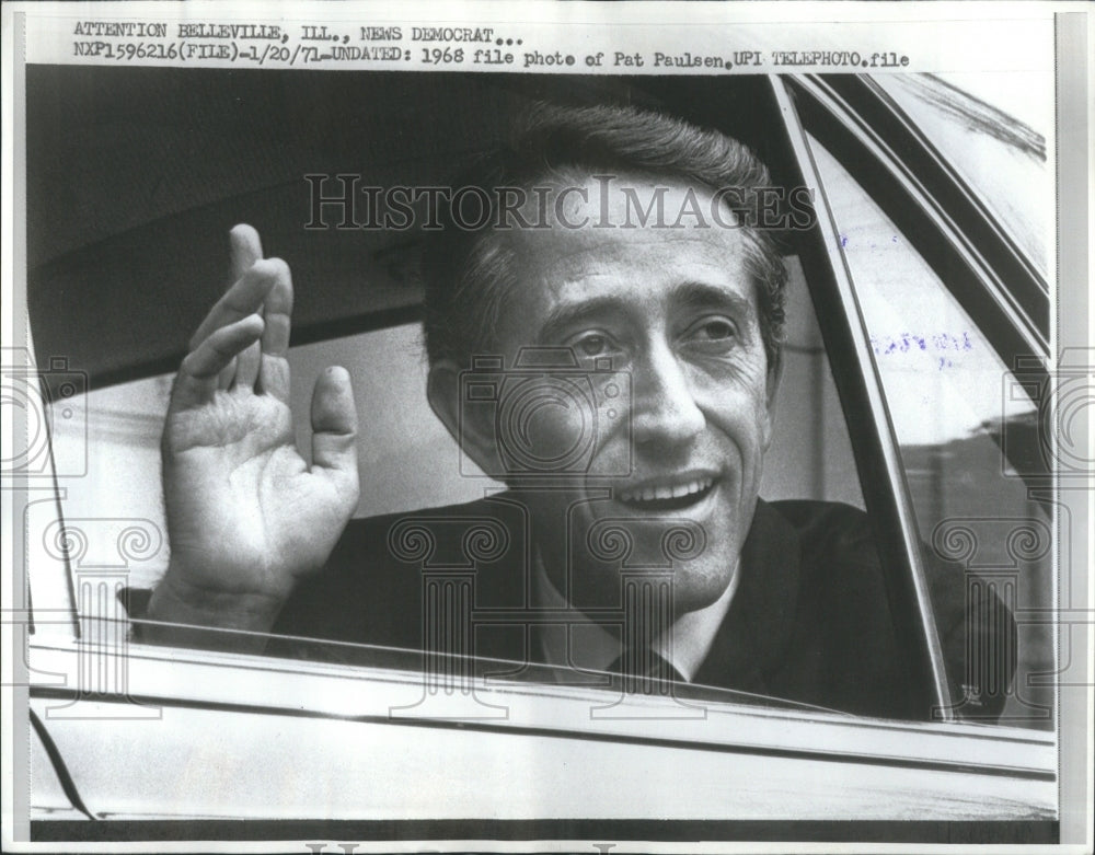 1971 Press Photo Pat Paulsen Comedian Car Waving - Historic Images