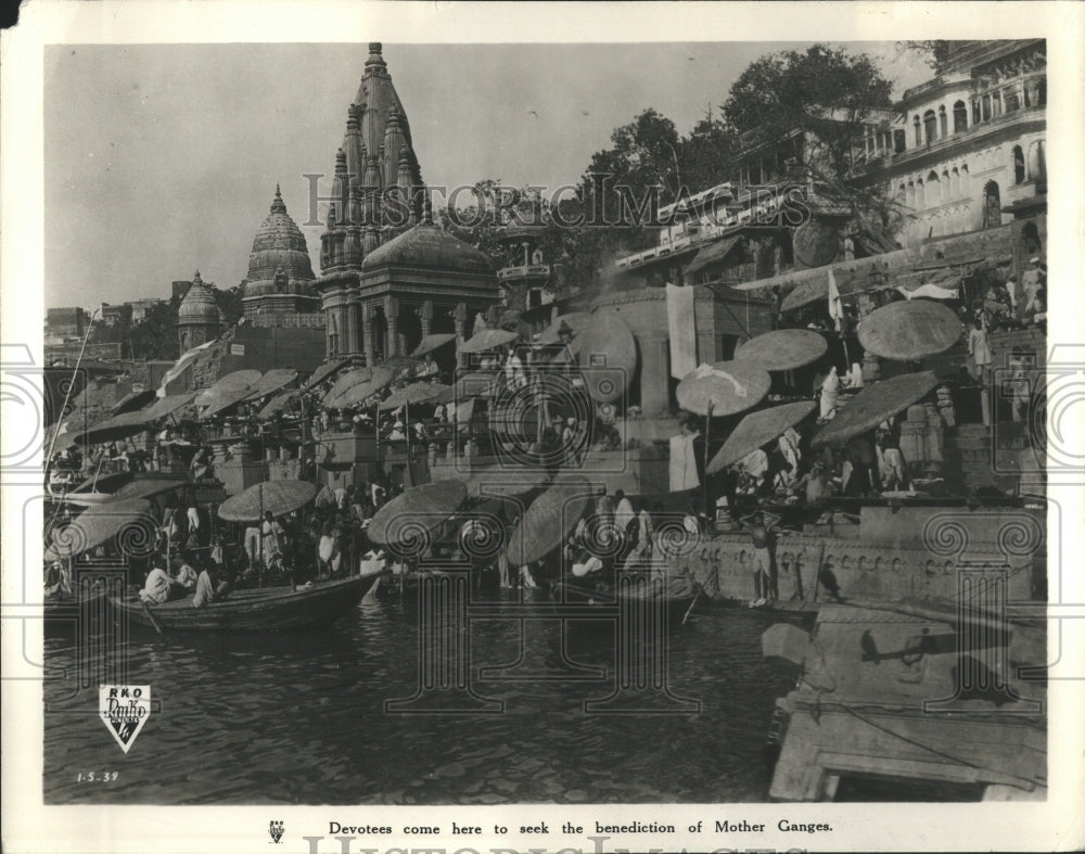 1939 Press Photo Devotee Seek Benediction Mother Ganges - Historic Images