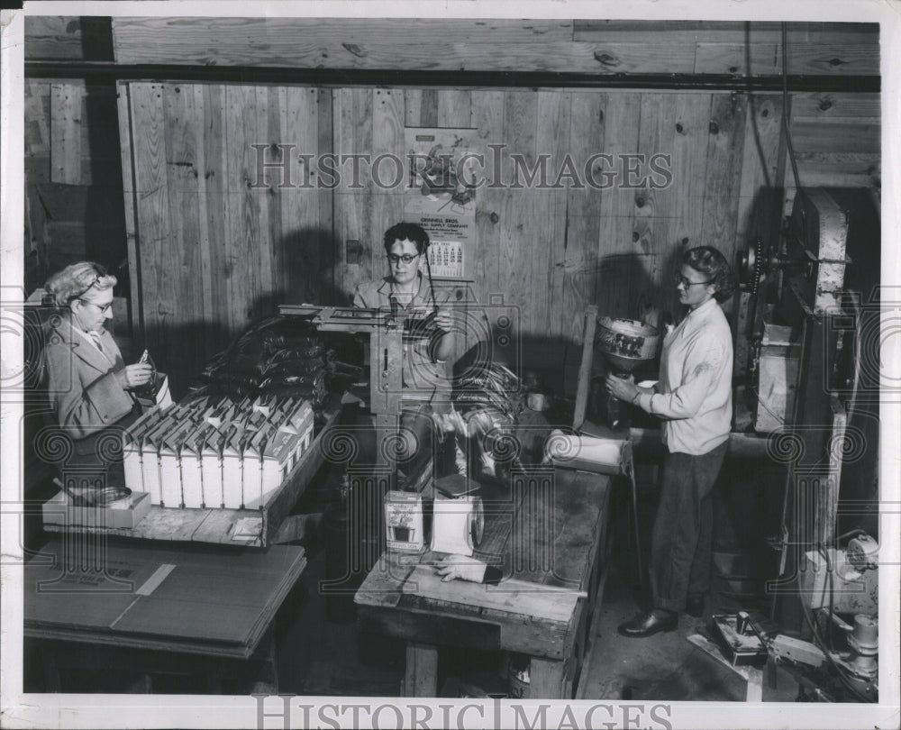 1951 Packaging Peat Perry Company Workers - Historic Images