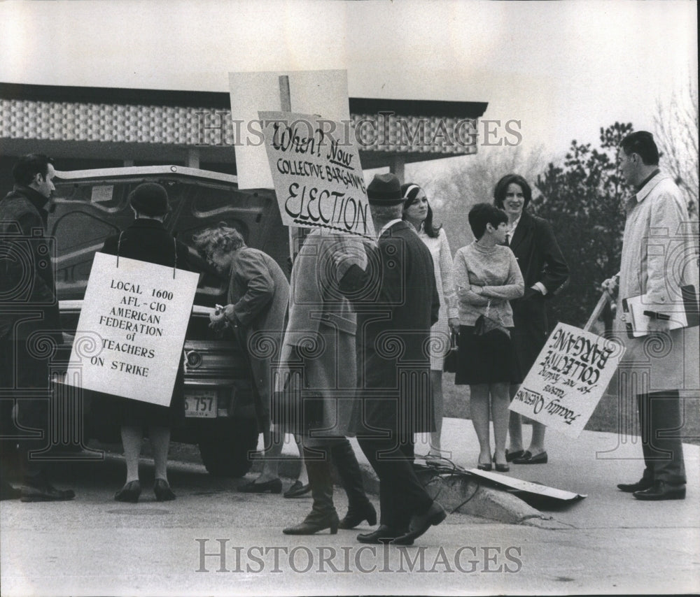 1968 Teachers on stirke - Historic Images