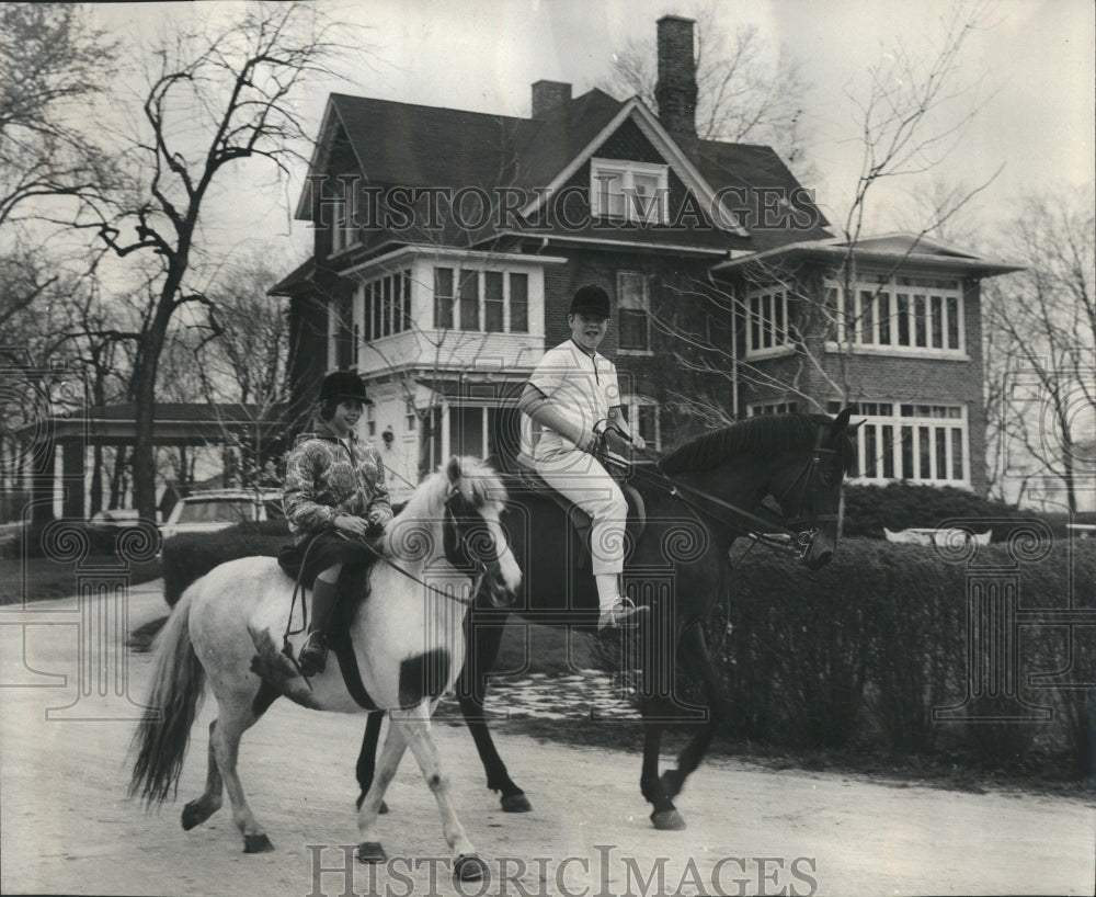 1966 Joanne Harling Robin Stembridge horses - Historic Images