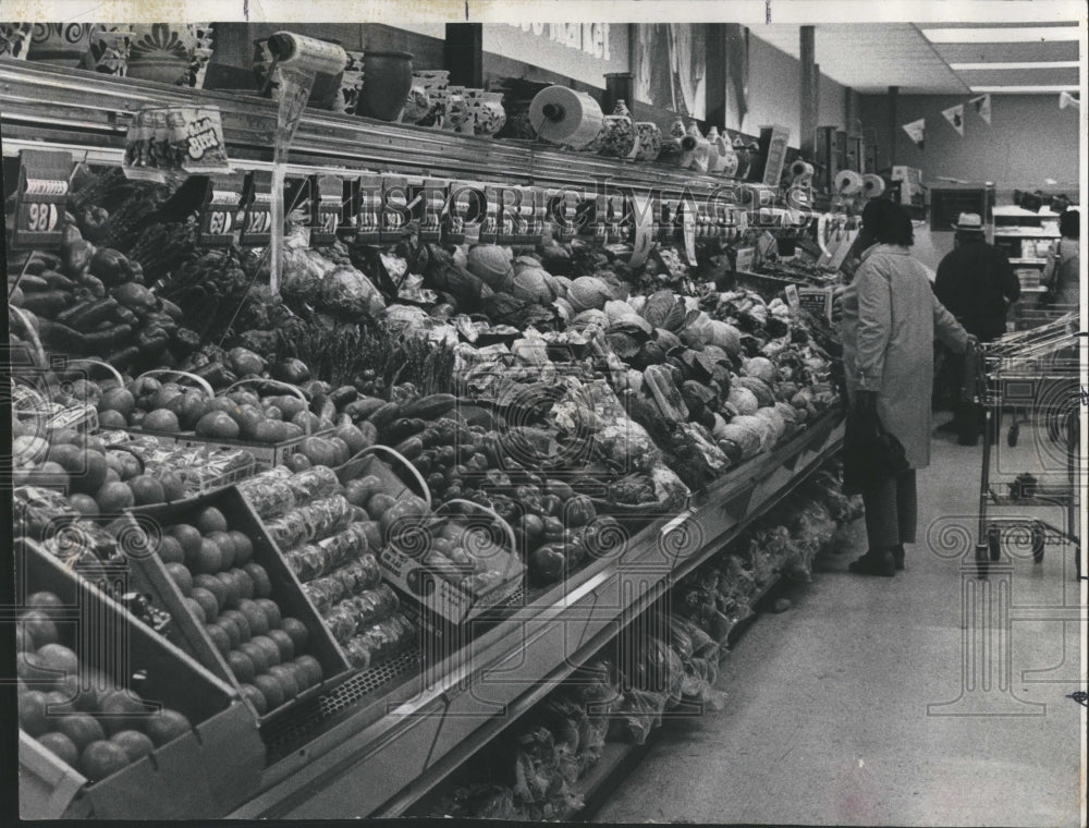 1977 Grocery Store Retro Produce Section - Historic Images