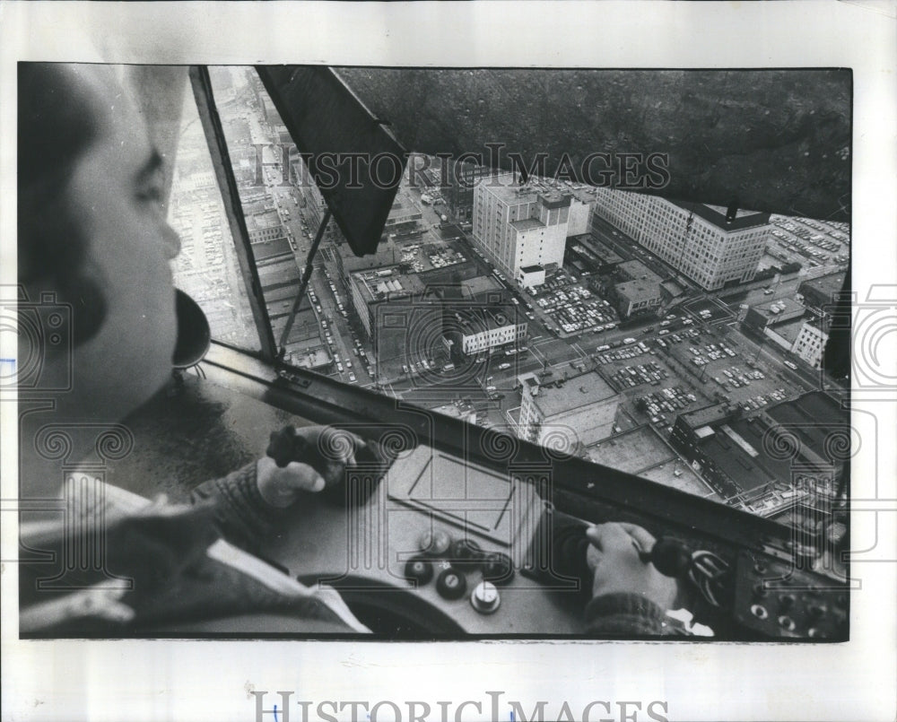 1976 Press Photo Crane Operator Aerial View River Plaza - Historic Images