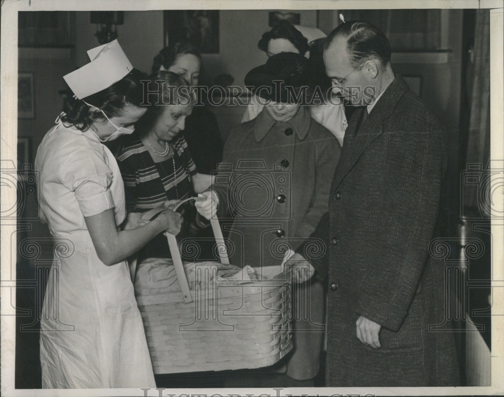 1939 The Cradle Baby Adoption New Parents - Historic Images
