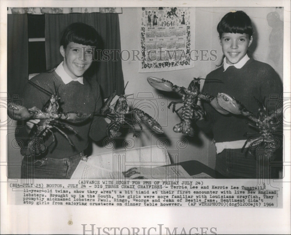 1964 Twin Girls With Lobsters - Historic Images