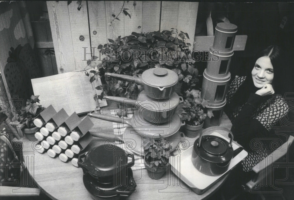 1975 Crate &amp; Barrel Sale Clerk Cinda Bowers - Historic Images