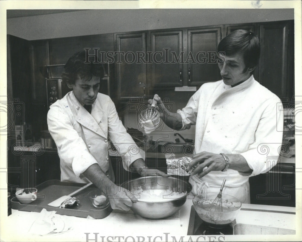1980 European Chefs Cooking Cranberries - Historic Images