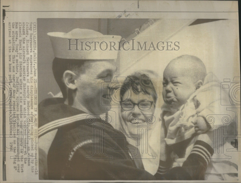 1966 Navy Crewman Meets Son For First Time - Historic Images