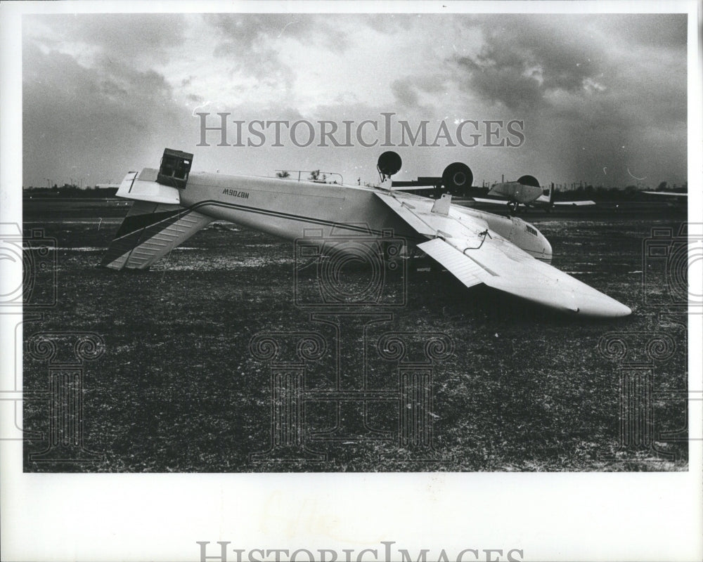 1982 Press Photo Upside Down Wind Damaged Plane Detroit - Historic Images