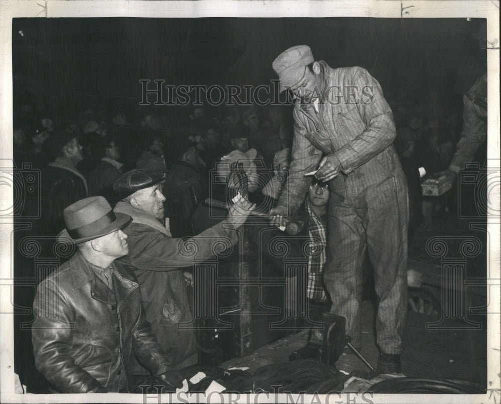 1945 Farmers Claim Purchases at Auction - Historic Images