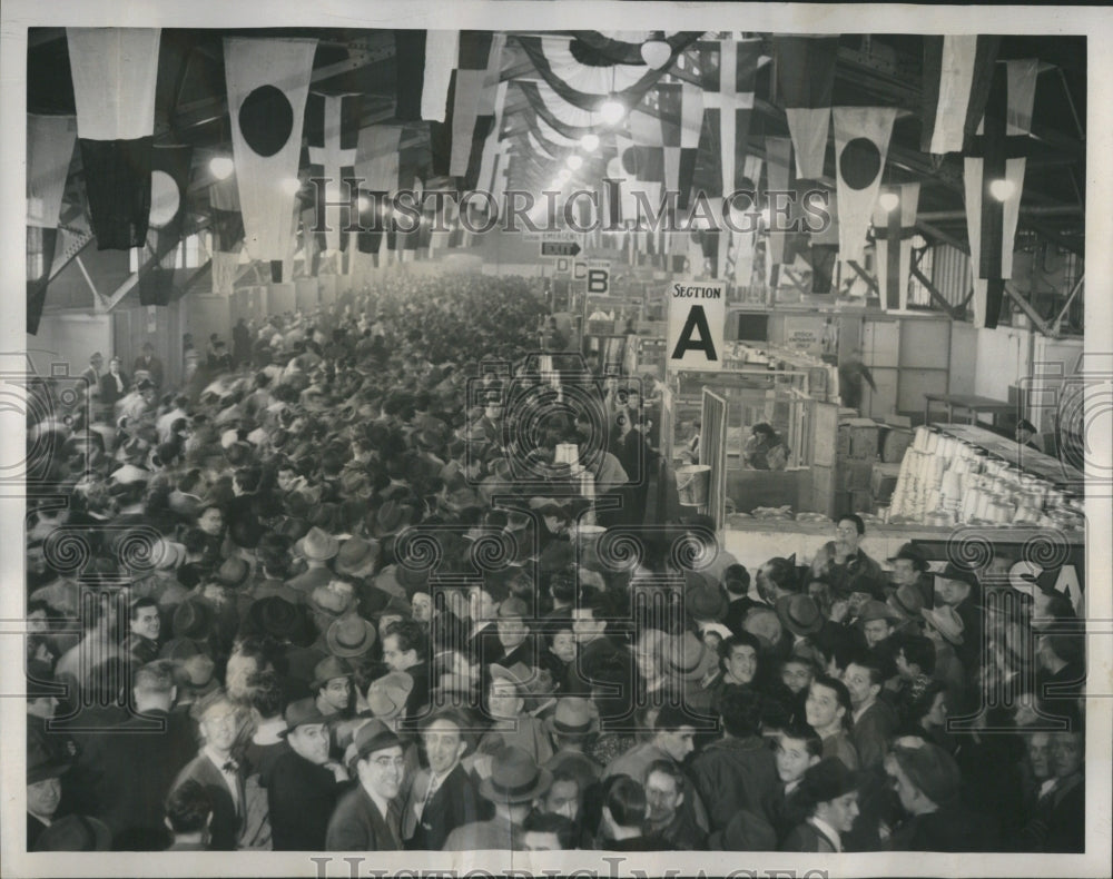 1946 Veterans Throng WAA Retail Store - Historic Images
