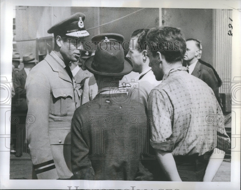 1941 Duke of Kent chatting with shipbuilder - Historic Images
