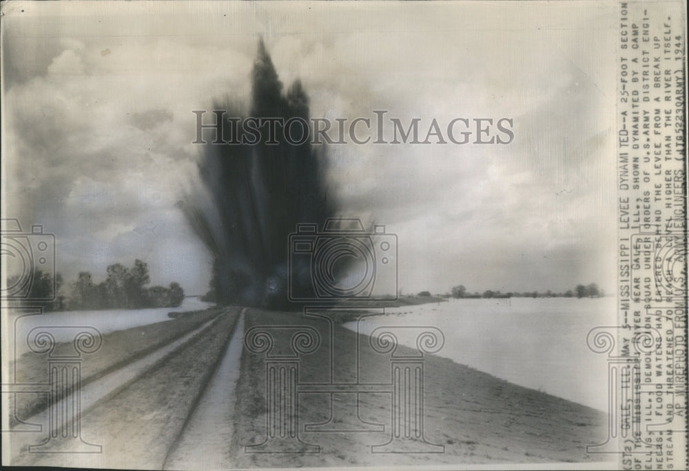 1944 Press Photo Mississippi Levee Dynamited Camp Ellis - Historic Images