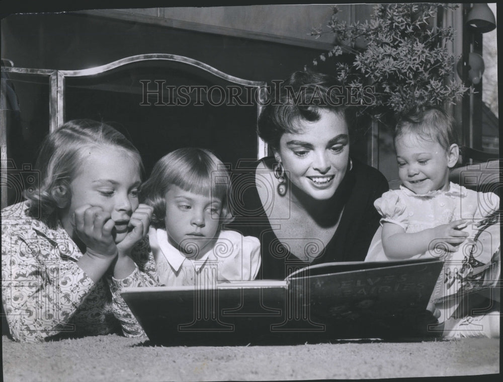 1956 Leslie Sherman Reads To Her Children - Historic Images