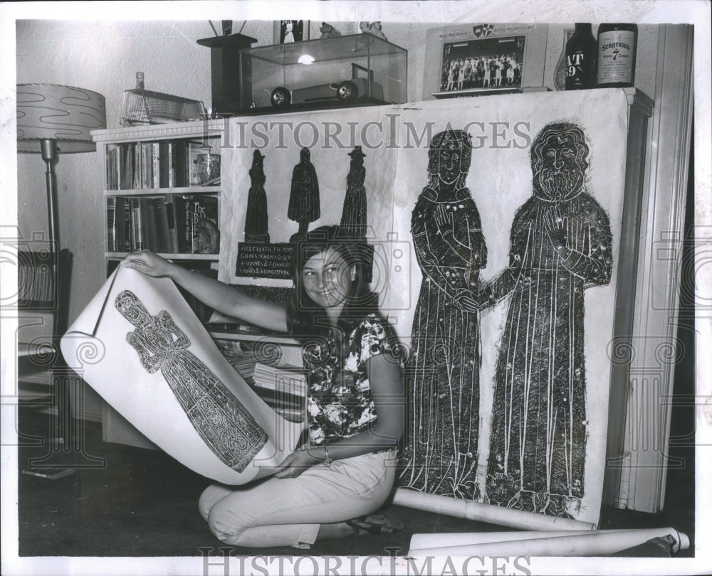 1965 Artist Barbara Royce Shows Work - Historic Images