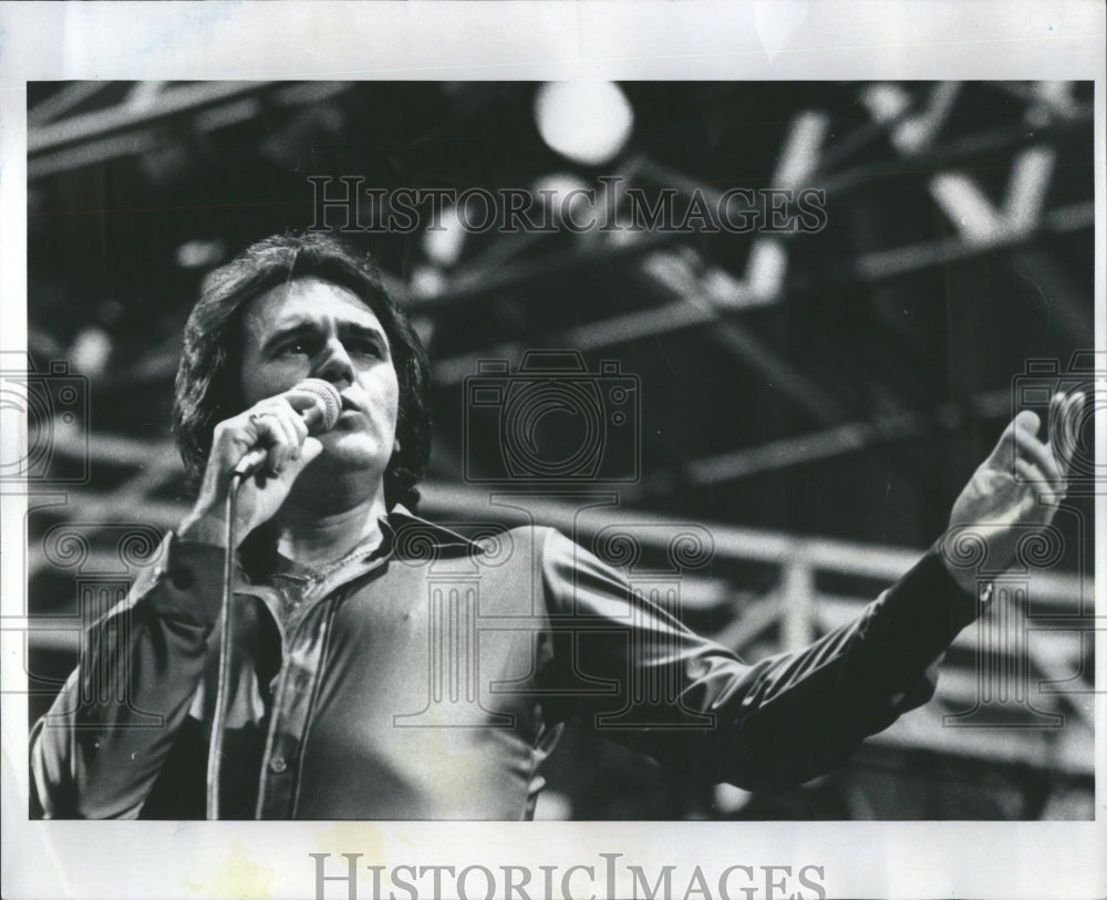 1979 T.G. Sheppard Microphone Country Music - Historic Images