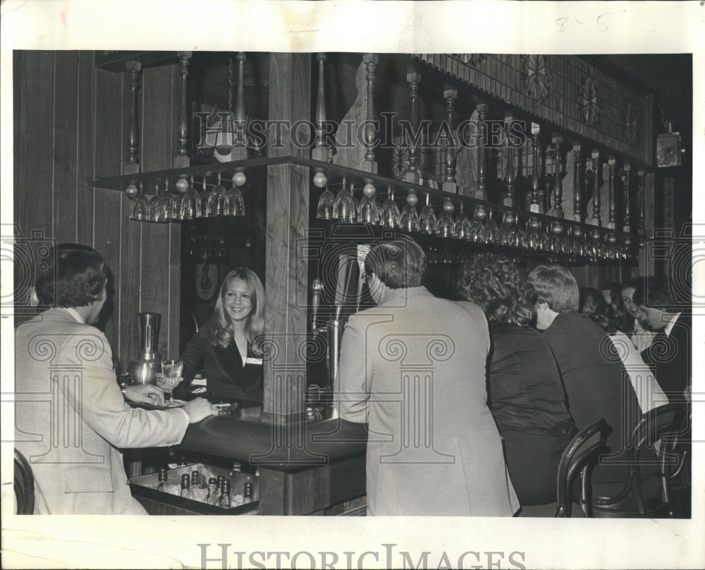 1977 The bar at Tiff&#39;s Sheraton Plaza Hotel packed w/ customers - Historic Images