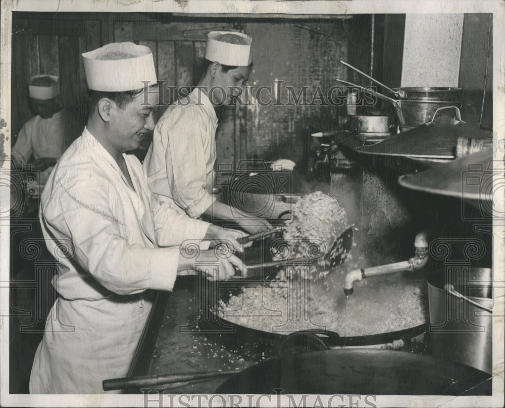 1950 Shangri-La chef show cooking technique - Historic Images