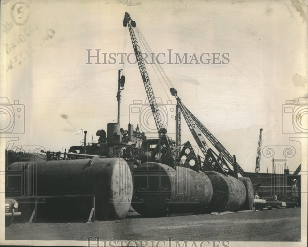 1946 Heavy steel pontoons reduce ship draft - Historic Images