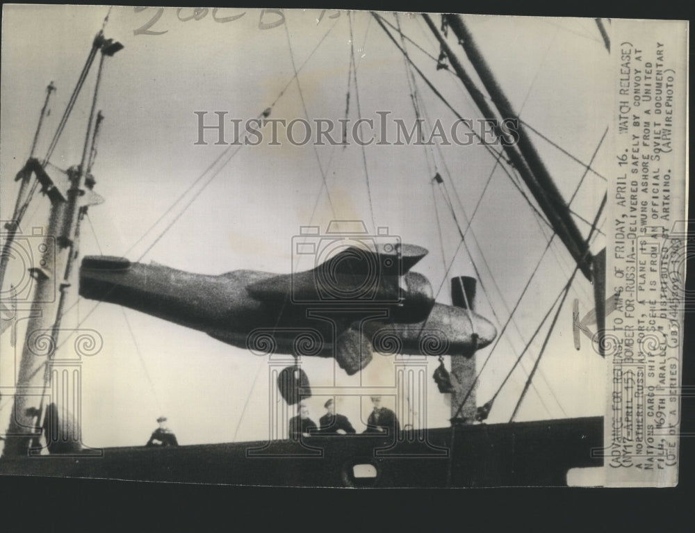 1943 Press Photo  United Nation Cargo Ship Bomber Port - Historic Images