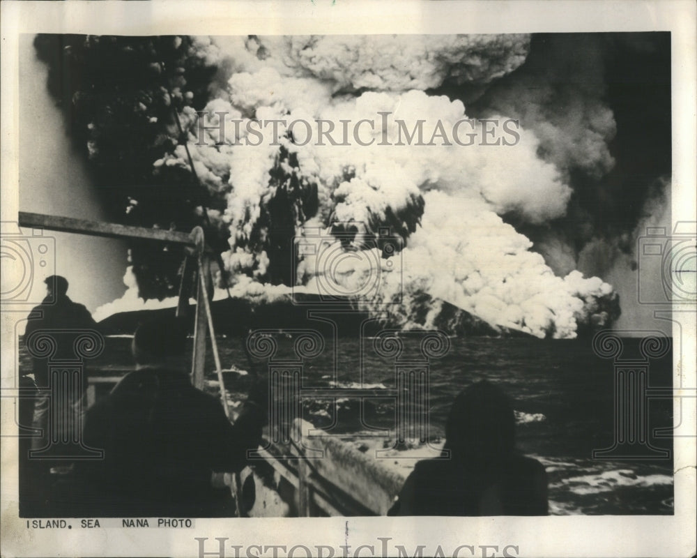 1970 Press Photo Violent Volcanic Explosion Island Sea - Historic Images
