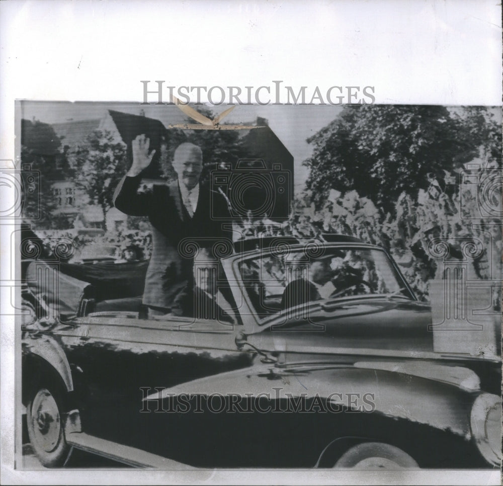 1959 Press Photo President Eisenhower Waves West German - Historic Images