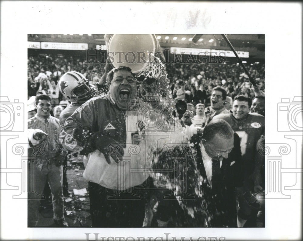  Detroit Lions Football victory Coach Wayne Fontes doused - Historic Images