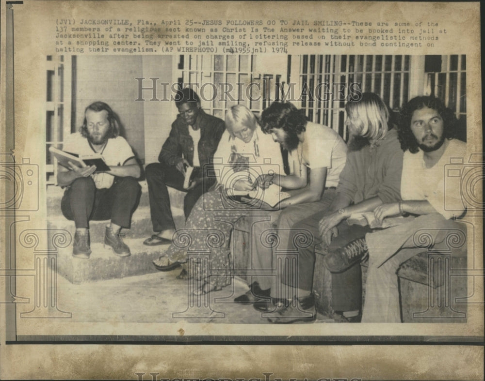 1974 Press Photo Jesus Followers Go To Jail Smiling 137 - RRR92957 - Historic Images