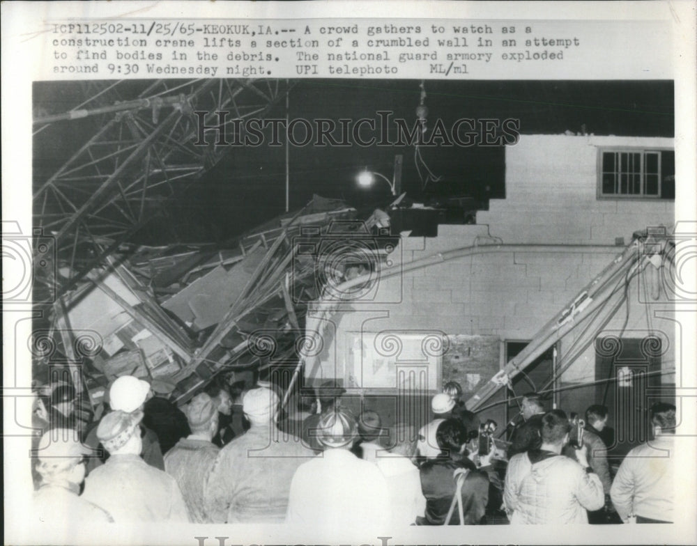 1965 Crowd Bodies Crane Debris Crumbled Wal - Historic Images