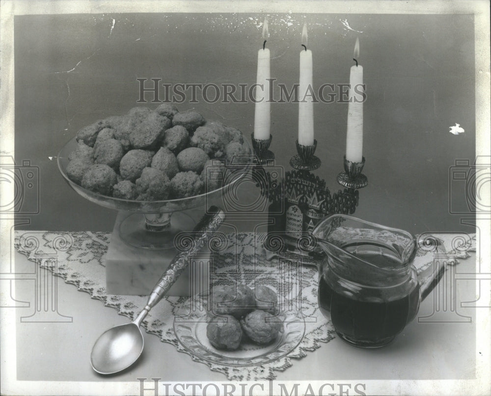 1973 Press Photo Seder Family Dinner Table Egypt Spong - Historic Images