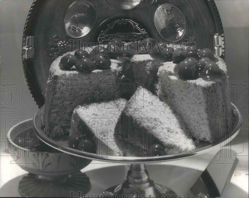 1972 Press Photo Cake Flour Light Airy Atmond Fruit - Historic Images
