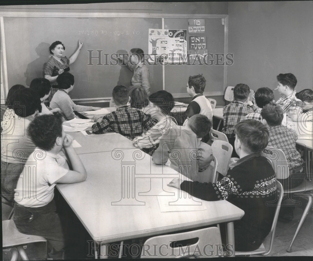 1955 Press Photo Mrs Tilly Hermans Teacher Emmanuel - Historic Images
