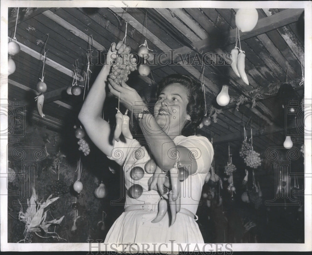 1961 Press Photo Mrs Jordan Hollander Sukkah Holiday - Historic Images