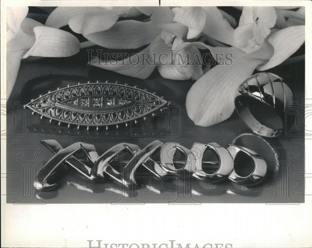 1989 Jewelry Rind Brooches Bracelets Shells - Historic Images