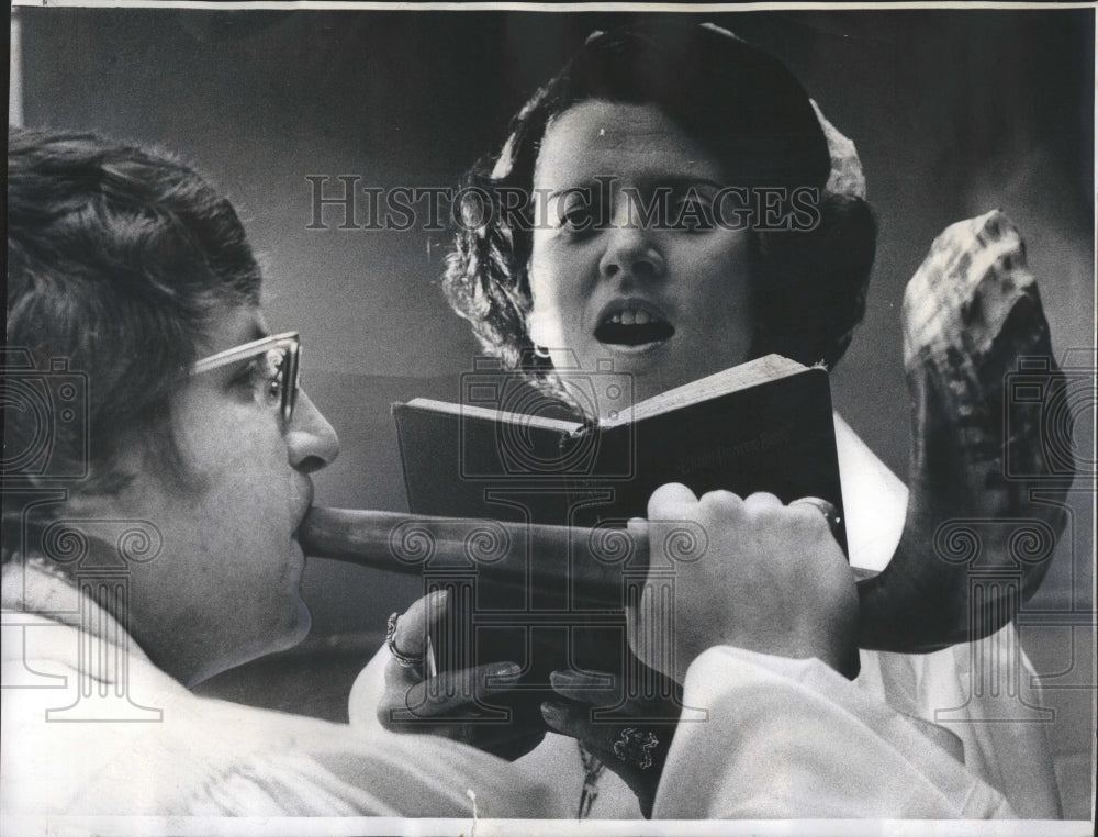 1974 Rabbi Floyd Shofan Buffalo Grove Woman - Historic Images