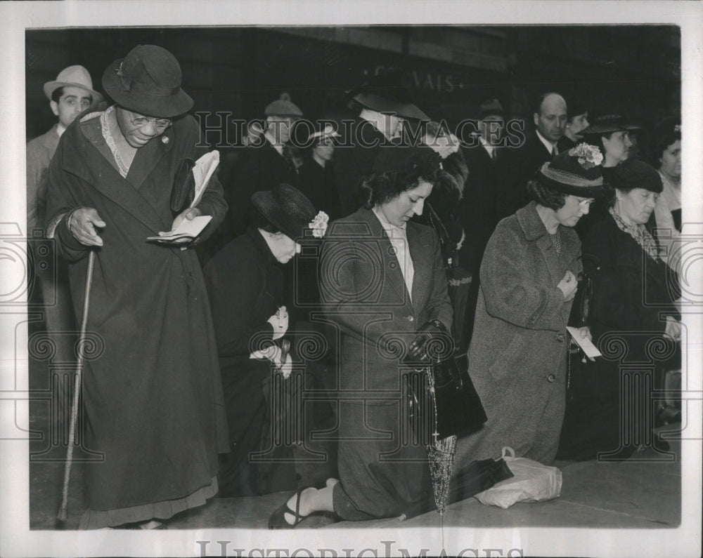 1939 Praying St.Patrick's Cathedral - Historic Images