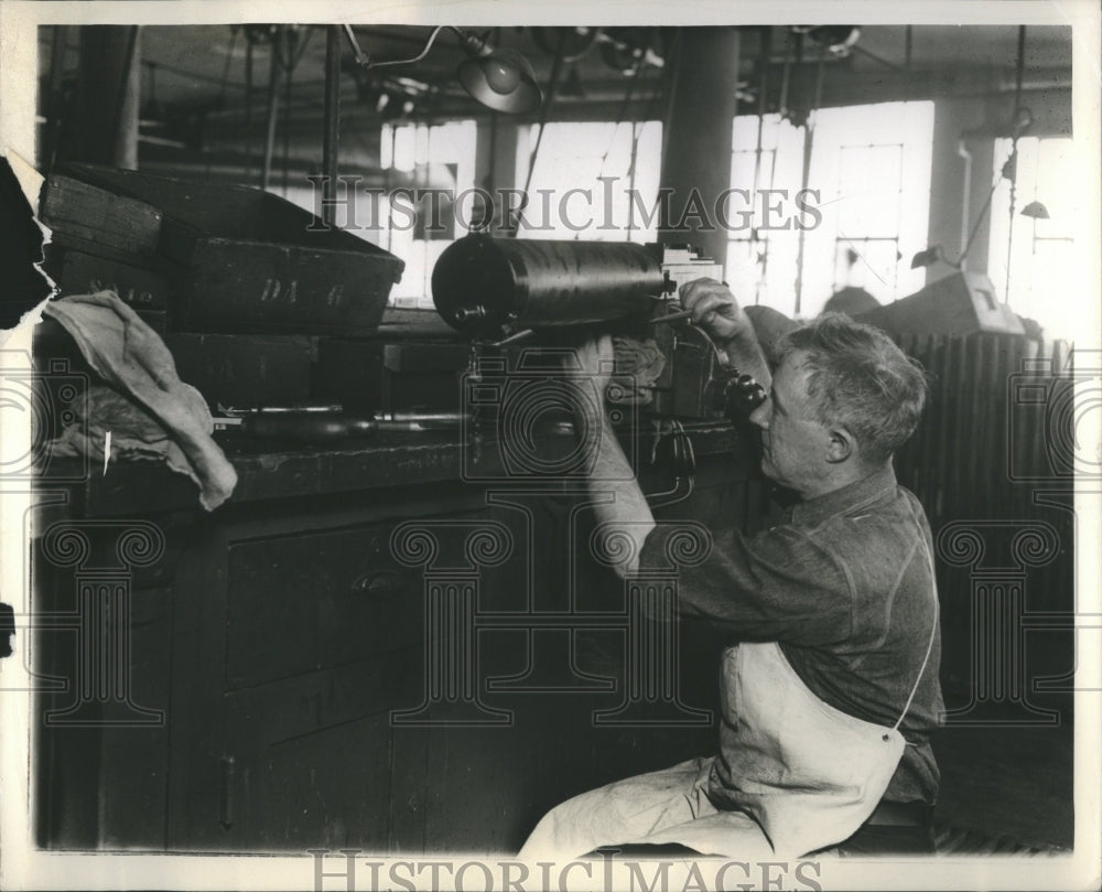 1938 Press Photo Worker At Rock Island Arsenal - Historic Images