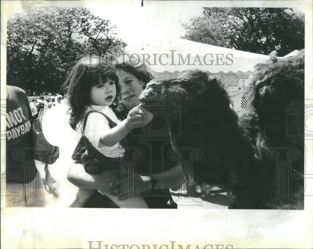 1987 Mother Daughter Sculputure Art Fair - Historic Images