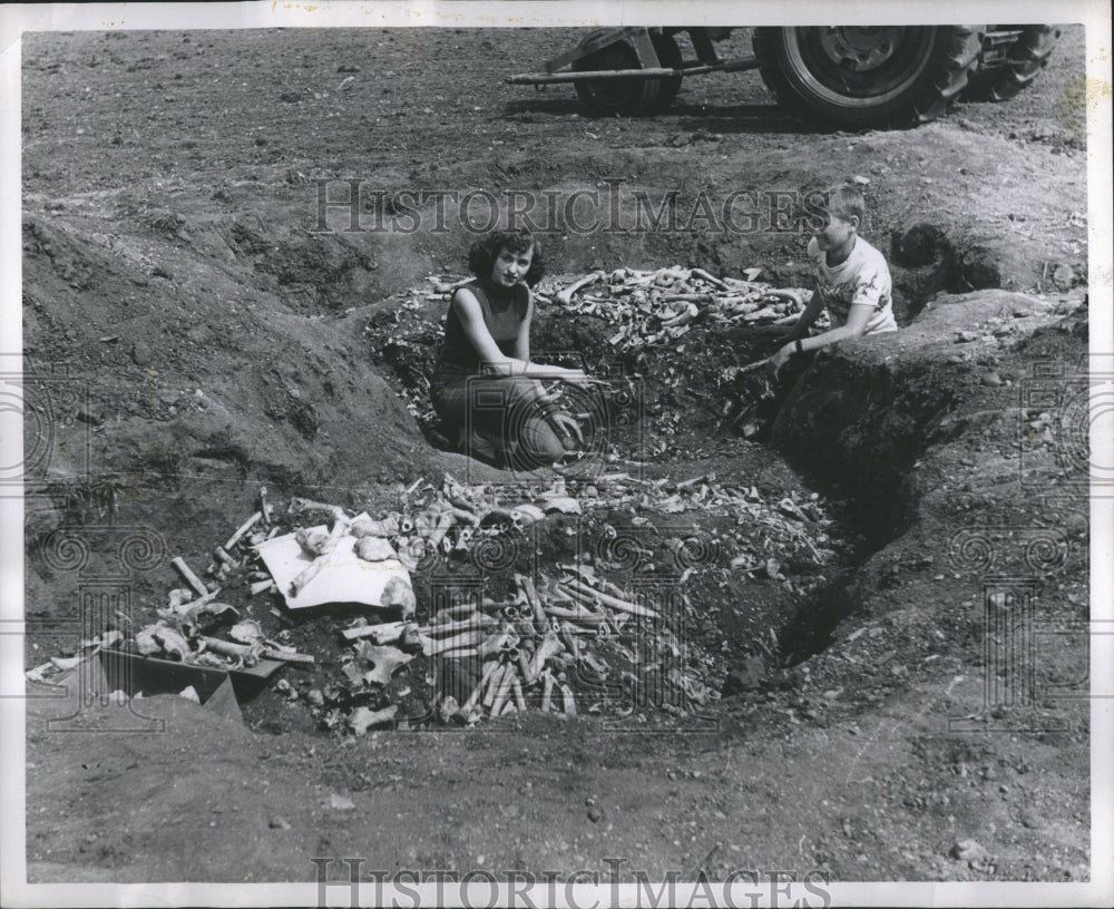 1954 Human Skeletons Found Washburn Farm - Historic Images